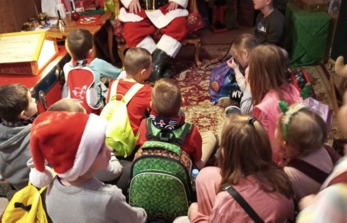 Wielkimi krokami zbliżają się święta Bożego Narodzenia. 30 listopada 2022r. uczniowie klas pierwszych udali się na wycieczkę do Przystanku Świętego Mikołaja 
w Drzewinie, gdzie od progu czekał na nich  Elf z mnóstwem atrakcji.
Nasz zaprzyjaźniony Elf, po wykonaniu przez dzieci wszystkich zadań, wręczył każdemu uczestnikowi Certyfikat  Pomocnika Elfa i specjalny znaczek  potwierdzający wizytę w Przystanku Świętego Mikołaja.
Uczniowie pełni wrażeń udali się w drogę powrotną
