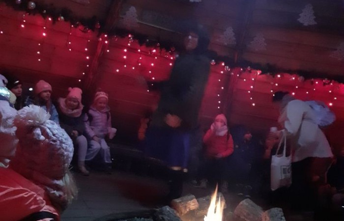 Wielkimi krokami zbliżają się święta Bożego Narodzenia. 30 listopada 2022r. uczniowie klas pierwszych udali się na wycieczkę do Przystanku Świętego Mikołaja 
w Drzewinie, gdzie od progu czekał na nich  Elf z mnóstwem atrakcji.
Nasz zaprzyjaźniony Elf, po wykonaniu przez dzieci wszystkich zadań, wręczył każdemu uczestnikowi Certyfikat  Pomocnika Elfa i specjalny znaczek  potwierdzający wizytę w Przystanku Świętego Mikołaja.
Uczniowie pełni wrażeń udali się w drogę powrotną
