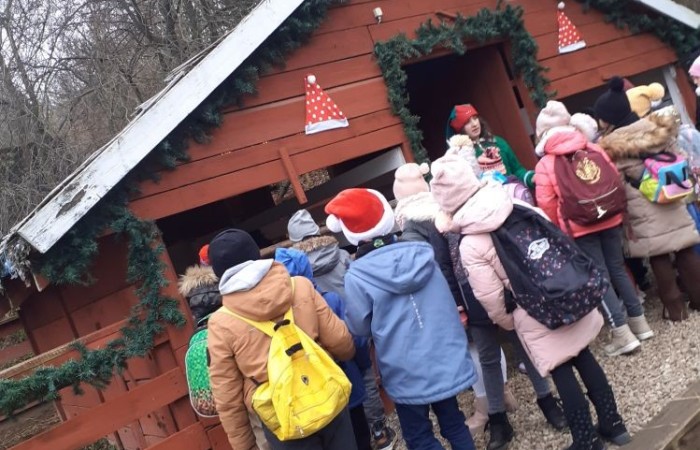 Wielkimi krokami zbliżają się święta Bożego Narodzenia. 30 listopada 2022r. uczniowie klas pierwszych udali się na wycieczkę do Przystanku Świętego Mikołaja 
w Drzewinie, gdzie od progu czekał na nich  Elf z mnóstwem atrakcji.
Nasz zaprzyjaźniony Elf, po wykonaniu przez dzieci wszystkich zadań, wręczył każdemu uczestnikowi Certyfikat  Pomocnika Elfa i specjalny znaczek  potwierdzający wizytę w Przystanku Świętego Mikołaja.
Uczniowie pełni wrażeń udali się w drogę powrotną
