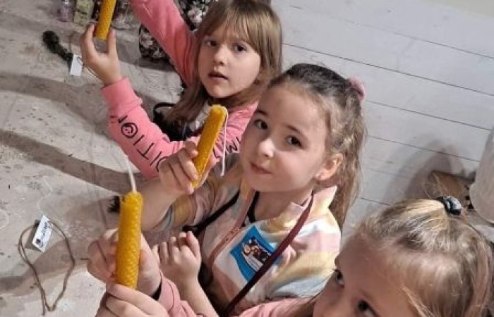 Wielkimi krokami zbliżają się święta Bożego Narodzenia. 30 listopada 2022r. uczniowie klas pierwszych udali się na wycieczkę do Przystanku Świętego Mikołaja 
w Drzewinie, gdzie od progu czekał na nich  Elf z mnóstwem atrakcji.
Nasz zaprzyjaźniony Elf, po wykonaniu przez dzieci wszystkich zadań, wręczył każdemu uczestnikowi Certyfikat  Pomocnika Elfa i specjalny znaczek  potwierdzający wizytę w Przystanku Świętego Mikołaja.
Uczniowie pełni wrażeń udali się w drogę powrotną
