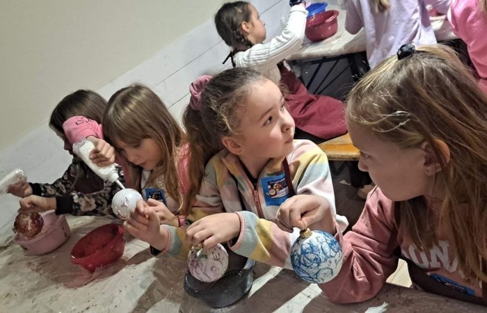 Wielkimi krokami zbliżają się święta Bożego Narodzenia. 30 listopada 2022r. uczniowie klas pierwszych udali się na wycieczkę do Przystanku Świętego Mikołaja 
w Drzewinie, gdzie od progu czekał na nich  Elf z mnóstwem atrakcji.
Nasz zaprzyjaźniony Elf, po wykonaniu przez dzieci wszystkich zadań, wręczył każdemu uczestnikowi Certyfikat  Pomocnika Elfa i specjalny znaczek  potwierdzający wizytę w Przystanku Świętego Mikołaja.
Uczniowie pełni wrażeń udali się w drogę powrotną
