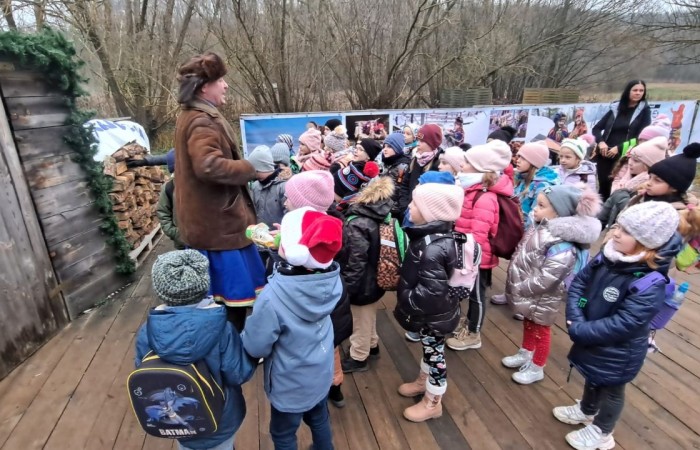 Wielkimi krokami zbliżają się święta Bożego Narodzenia. 30 listopada 2022r. uczniowie klas pierwszych udali się na wycieczkę do Przystanku Świętego Mikołaja 
w Drzewinie, gdzie od progu czekał na nich  Elf z mnóstwem atrakcji.
Nasz zaprzyjaźniony Elf, po wykonaniu przez dzieci wszystkich zadań, wręczył każdemu uczestnikowi Certyfikat  Pomocnika Elfa i specjalny znaczek  potwierdzający wizytę w Przystanku Świętego Mikołaja.
Uczniowie pełni wrażeń udali się w drogę powrotną
