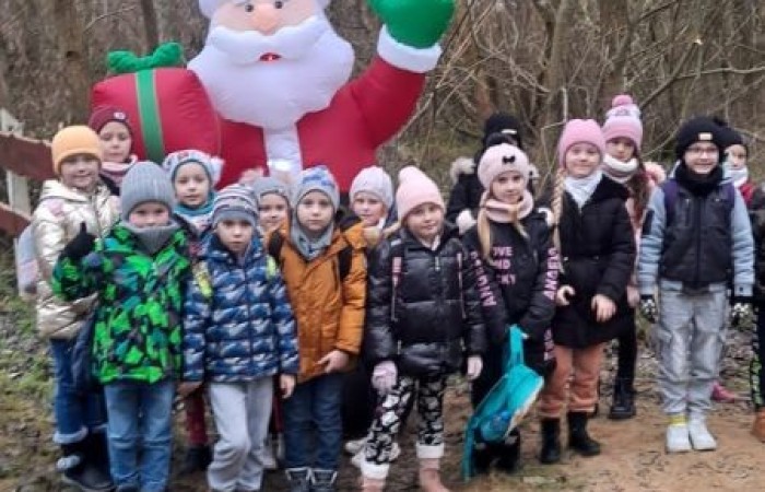Wielkimi krokami zbliżają się święta Bożego Narodzenia. 30 listopada 2022r. uczniowie klas pierwszych udali się na wycieczkę do Przystanku Świętego Mikołaja 
w Drzewinie, gdzie od progu czekał na nich  Elf z mnóstwem atrakcji.
Nasz zaprzyjaźniony Elf, po wykonaniu przez dzieci wszystkich zadań, wręczył każdemu uczestnikowi Certyfikat  Pomocnika Elfa i specjalny znaczek  potwierdzający wizytę w Przystanku Świętego Mikołaja.
Uczniowie pełni wrażeń udali się w drogę powrotną
