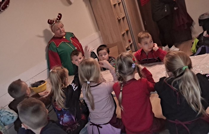 Wielkimi krokami zbliżają się święta Bożego Narodzenia. 30 listopada 2022r. uczniowie klas pierwszych udali się na wycieczkę do Przystanku Świętego Mikołaja 
w Drzewinie, gdzie od progu czekał na nich  Elf z mnóstwem atrakcji.
Nasz zaprzyjaźniony Elf, po wykonaniu przez dzieci wszystkich zadań, wręczył każdemu uczestnikowi Certyfikat  Pomocnika Elfa i specjalny znaczek  potwierdzający wizytę w Przystanku Świętego Mikołaja.
Uczniowie pełni wrażeń udali się w drogę powrotną
