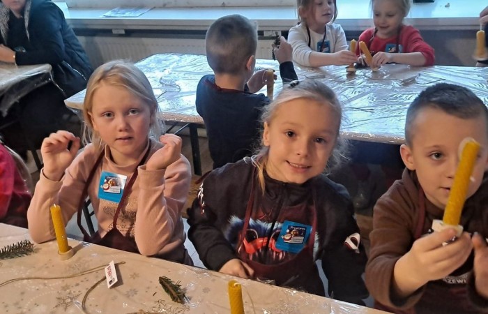 Wielkimi krokami zbliżają się święta Bożego Narodzenia. 30 listopada 2022r. uczniowie klas pierwszych udali się na wycieczkę do Przystanku Świętego Mikołaja 
w Drzewinie, gdzie od progu czekał na nich  Elf z mnóstwem atrakcji.
Nasz zaprzyjaźniony Elf, po wykonaniu przez dzieci wszystkich zadań, wręczył każdemu uczestnikowi Certyfikat  Pomocnika Elfa i specjalny znaczek  potwierdzający wizytę w Przystanku Świętego Mikołaja.
Uczniowie pełni wrażeń udali się w drogę powrotną
