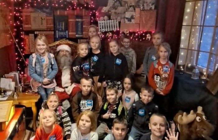 Wielkimi krokami zbliżają się święta Bożego Narodzenia. 30 listopada 2022r. uczniowie klas pierwszych udali się na wycieczkę do Przystanku Świętego Mikołaja 
w Drzewinie, gdzie od progu czekał na nich  Elf z mnóstwem atrakcji.
Nasz zaprzyjaźniony Elf, po wykonaniu przez dzieci wszystkich zadań, wręczył każdemu uczestnikowi Certyfikat  Pomocnika Elfa i specjalny znaczek  potwierdzający wizytę w Przystanku Świętego Mikołaja.
Uczniowie pełni wrażeń udali się w drogę powrotną
