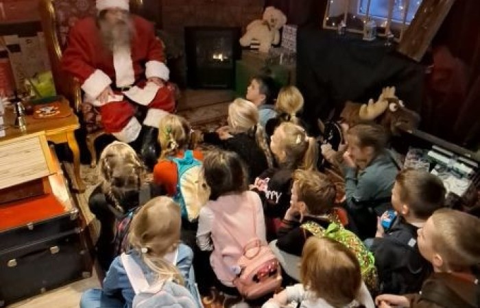 Wielkimi krokami zbliżają się święta Bożego Narodzenia. 30 listopada 2022r. uczniowie klas pierwszych udali się na wycieczkę do Przystanku Świętego Mikołaja 
w Drzewinie, gdzie od progu czekał na nich  Elf z mnóstwem atrakcji.
Nasz zaprzyjaźniony Elf, po wykonaniu przez dzieci wszystkich zadań, wręczył każdemu uczestnikowi Certyfikat  Pomocnika Elfa i specjalny znaczek  potwierdzający wizytę w Przystanku Świętego Mikołaja.
Uczniowie pełni wrażeń udali się w drogę powrotną
