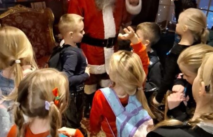 Wielkimi krokami zbliżają się święta Bożego Narodzenia. 30 listopada 2022r. uczniowie klas pierwszych udali się na wycieczkę do Przystanku Świętego Mikołaja 
w Drzewinie, gdzie od progu czekał na nich  Elf z mnóstwem atrakcji.
Nasz zaprzyjaźniony Elf, po wykonaniu przez dzieci wszystkich zadań, wręczył każdemu uczestnikowi Certyfikat  Pomocnika Elfa i specjalny znaczek  potwierdzający wizytę w Przystanku Świętego Mikołaja.
Uczniowie pełni wrażeń udali się w drogę powrotną
