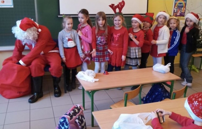 6 grudnia to szczególny dzień, na który niecierpliwie czekali uczniowie klas I-III. To właśnie wtedy najmłodszych odwiedził święty Mikołaj. Na powitanie szczególnego gościa dzieci zaśpiewały specjalnie przygotowane piosenki. Po krótkiej rozmowie, Mikołaj odwiedził uczniów w klasach, gdzie rozdał tak długo wyczekiwane prezenty. Chętne dzieci zrobiły sobie z Mikołajem zdjęcie. Była również okazja do upamiętnienia tego dnia w specjalnie przygotowanych fotobudkach.
Mikołajki to jedno z najwspanialszych świąt nie tylko dla dzieci. 