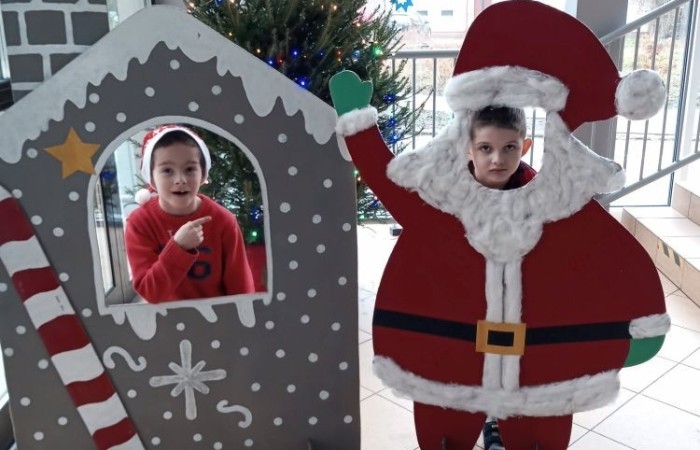 6 grudnia to szczególny dzień, na który niecierpliwie czekali uczniowie klas I-III. To właśnie wtedy najmłodszych odwiedził święty Mikołaj. Na powitanie szczególnego gościa dzieci zaśpiewały specjalnie przygotowane piosenki. Po krótkiej rozmowie, Mikołaj odwiedził uczniów w klasach, gdzie rozdał tak długo wyczekiwane prezenty. Chętne dzieci zrobiły sobie z Mikołajem zdjęcie. Była również okazja do upamiętnienia tego dnia w specjalnie przygotowanych fotobudkach.
Mikołajki to jedno z najwspanialszych świąt nie tylko dla dzieci. 