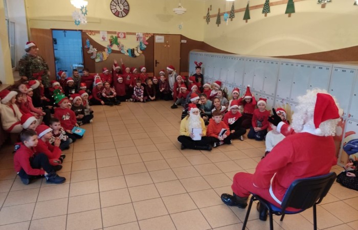 6 grudnia to szczególny dzień, na który niecierpliwie czekali uczniowie klas I-III. To właśnie wtedy najmłodszych odwiedził święty Mikołaj. Na powitanie szczególnego gościa dzieci zaśpiewały specjalnie przygotowane piosenki. Po krótkiej rozmowie, Mikołaj odwiedził uczniów w klasach, gdzie rozdał tak długo wyczekiwane prezenty. Chętne dzieci zrobiły sobie z Mikołajem zdjęcie. Była również okazja do upamiętnienia tego dnia w specjalnie przygotowanych fotobudkach.
Mikołajki to jedno z najwspanialszych świąt nie tylko dla dzieci. 