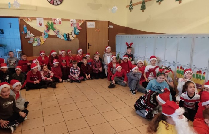 6 grudnia to szczególny dzień, na który niecierpliwie czekali uczniowie klas I-III. To właśnie wtedy najmłodszych odwiedził święty Mikołaj. Na powitanie szczególnego gościa dzieci zaśpiewały specjalnie przygotowane piosenki. Po krótkiej rozmowie, Mikołaj odwiedził uczniów w klasach, gdzie rozdał tak długo wyczekiwane prezenty. Chętne dzieci zrobiły sobie z Mikołajem zdjęcie. Była również okazja do upamiętnienia tego dnia w specjalnie przygotowanych fotobudkach.
Mikołajki to jedno z najwspanialszych świąt nie tylko dla dzieci. 