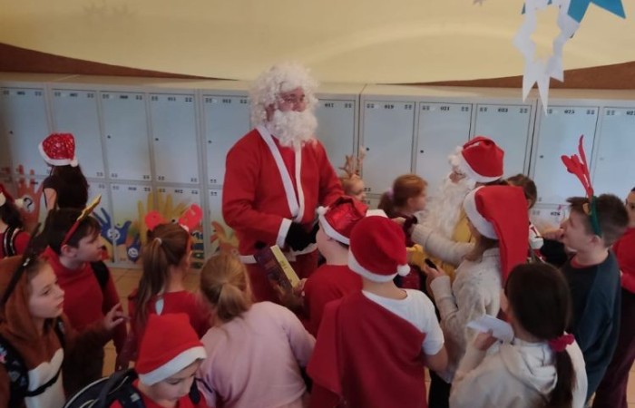 6 grudnia to szczególny dzień, na który niecierpliwie czekali uczniowie klas I-III. To właśnie wtedy najmłodszych odwiedził święty Mikołaj. Na powitanie szczególnego gościa dzieci zaśpiewały specjalnie przygotowane piosenki. Po krótkiej rozmowie, Mikołaj odwiedził uczniów w klasach, gdzie rozdał tak długo wyczekiwane prezenty. Chętne dzieci zrobiły sobie z Mikołajem zdjęcie. Była również okazja do upamiętnienia tego dnia w specjalnie przygotowanych fotobudkach.
Mikołajki to jedno z najwspanialszych świąt nie tylko dla dzieci. 