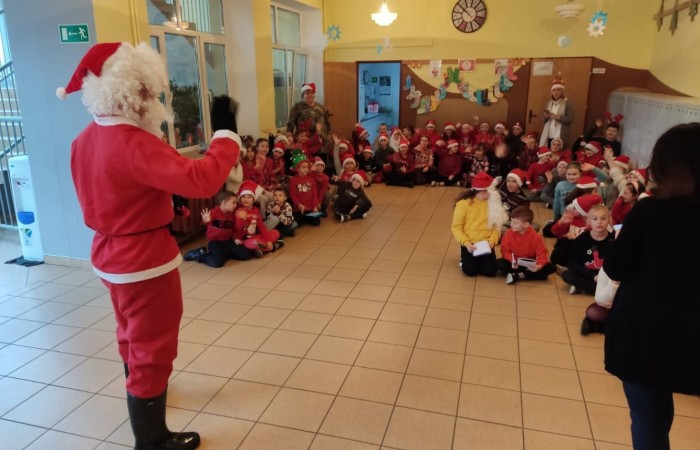 6 grudnia to szczególny dzień, na który niecierpliwie czekali uczniowie klas I-III. To właśnie wtedy najmłodszych odwiedził święty Mikołaj. Na powitanie szczególnego gościa dzieci zaśpiewały specjalnie przygotowane piosenki. Po krótkiej rozmowie, Mikołaj odwiedził uczniów w klasach, gdzie rozdał tak długo wyczekiwane prezenty. Chętne dzieci zrobiły sobie z Mikołajem zdjęcie. Była również okazja do upamiętnienia tego dnia w specjalnie przygotowanych fotobudkach.
Mikołajki to jedno z najwspanialszych świąt nie tylko dla dzieci. 