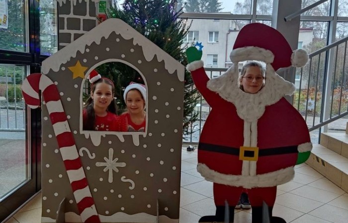 6 grudnia to szczególny dzień, na który niecierpliwie czekali uczniowie klas I-III. To właśnie wtedy najmłodszych odwiedził święty Mikołaj. Na powitanie szczególnego gościa dzieci zaśpiewały specjalnie przygotowane piosenki. Po krótkiej rozmowie, Mikołaj odwiedził uczniów w klasach, gdzie rozdał tak długo wyczekiwane prezenty. Chętne dzieci zrobiły sobie z Mikołajem zdjęcie. Była również okazja do upamiętnienia tego dnia w specjalnie przygotowanych fotobudkach.
Mikołajki to jedno z najwspanialszych świąt nie tylko dla dzieci. 