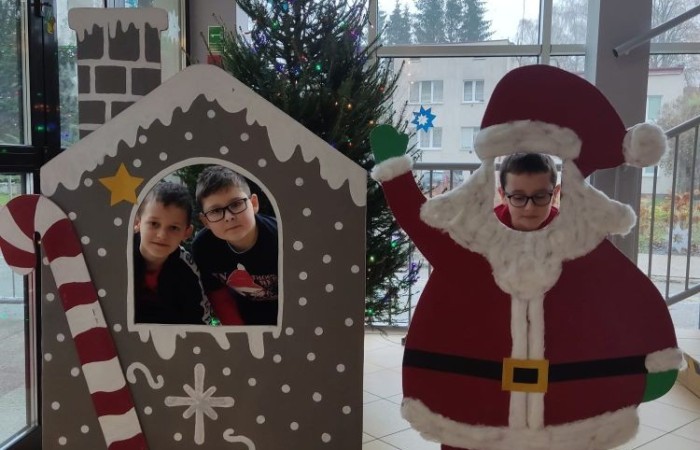 6 grudnia to szczególny dzień, na który niecierpliwie czekali uczniowie klas I-III. To właśnie wtedy najmłodszych odwiedził święty Mikołaj. Na powitanie szczególnego gościa dzieci zaśpiewały specjalnie przygotowane piosenki. Po krótkiej rozmowie, Mikołaj odwiedził uczniów w klasach, gdzie rozdał tak długo wyczekiwane prezenty. Chętne dzieci zrobiły sobie z Mikołajem zdjęcie. Była również okazja do upamiętnienia tego dnia w specjalnie przygotowanych fotobudkach.
Mikołajki to jedno z najwspanialszych świąt nie tylko dla dzieci. 