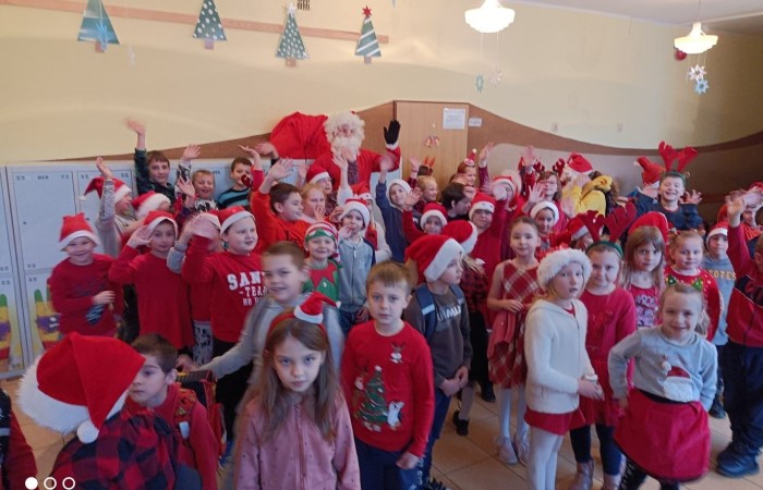 6 grudnia to szczególny dzień, na który niecierpliwie czekali uczniowie klas I-III. To właśnie wtedy najmłodszych odwiedził święty Mikołaj. Na powitanie szczególnego gościa dzieci zaśpiewały specjalnie przygotowane piosenki. Po krótkiej rozmowie, Mikołaj odwiedził uczniów w klasach, gdzie rozdał tak długo wyczekiwane prezenty. Chętne dzieci zrobiły sobie z Mikołajem zdjęcie. Była również okazja do upamiętnienia tego dnia w specjalnie przygotowanych fotobudkach.
Mikołajki to jedno z najwspanialszych świąt nie tylko dla dzieci. 