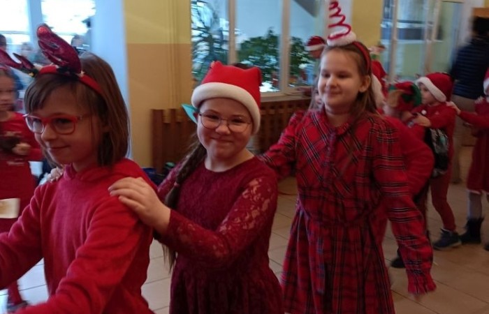 6 grudnia to szczególny dzień, na który niecierpliwie czekali uczniowie klas I-III. To właśnie wtedy najmłodszych odwiedził święty Mikołaj. Na powitanie szczególnego gościa dzieci zaśpiewały specjalnie przygotowane piosenki. Po krótkiej rozmowie, Mikołaj odwiedził uczniów w klasach, gdzie rozdał tak długo wyczekiwane prezenty. Chętne dzieci zrobiły sobie z Mikołajem zdjęcie. Była również okazja do upamiętnienia tego dnia w specjalnie przygotowanych fotobudkach.
Mikołajki to jedno z najwspanialszych świąt nie tylko dla dzieci. 