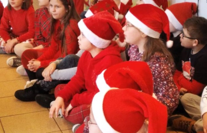 6 grudnia to szczególny dzień, na który niecierpliwie czekali uczniowie klas I-III. To właśnie wtedy najmłodszych odwiedził święty Mikołaj. Na powitanie szczególnego gościa dzieci zaśpiewały specjalnie przygotowane piosenki. Po krótkiej rozmowie, Mikołaj odwiedził uczniów w klasach, gdzie rozdał tak długo wyczekiwane prezenty. Chętne dzieci zrobiły sobie z Mikołajem zdjęcie. Była również okazja do upamiętnienia tego dnia w specjalnie przygotowanych fotobudkach.
Mikołajki to jedno z najwspanialszych świąt nie tylko dla dzieci. 