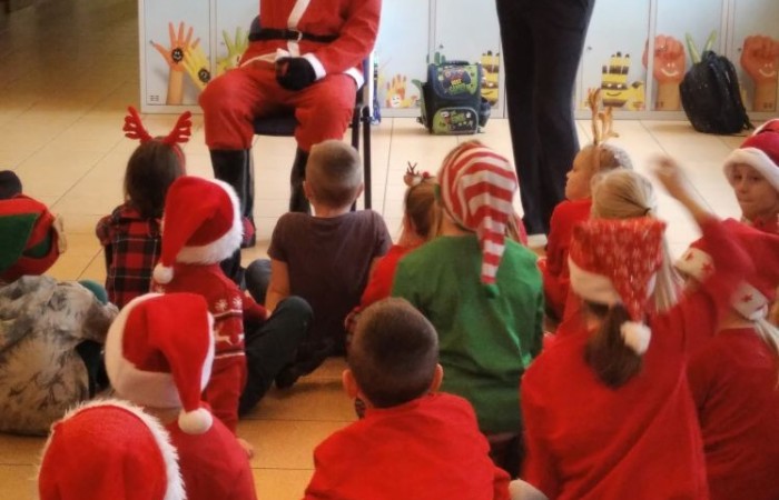 6 grudnia to szczególny dzień, na który niecierpliwie czekali uczniowie klas I-III. To właśnie wtedy najmłodszych odwiedził święty Mikołaj. Na powitanie szczególnego gościa dzieci zaśpiewały specjalnie przygotowane piosenki. Po krótkiej rozmowie, Mikołaj odwiedził uczniów w klasach, gdzie rozdał tak długo wyczekiwane prezenty. Chętne dzieci zrobiły sobie z Mikołajem zdjęcie. Była również okazja do upamiętnienia tego dnia w specjalnie przygotowanych fotobudkach.
Mikołajki to jedno z najwspanialszych świąt nie tylko dla dzieci. 