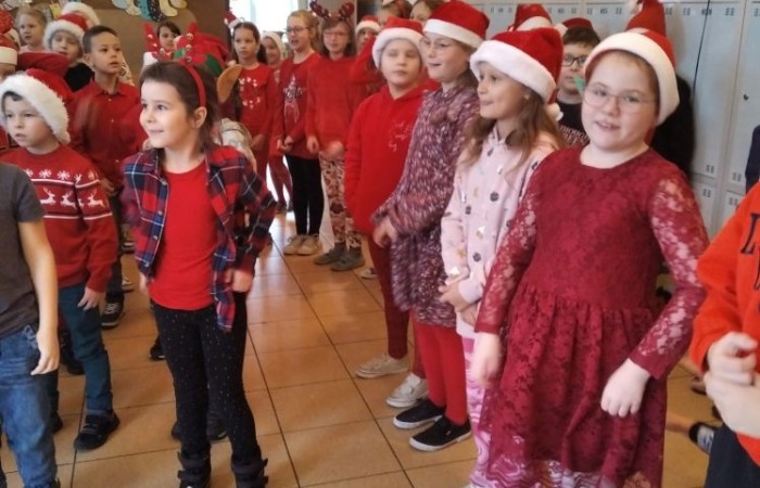 6 grudnia to szczególny dzień, na który niecierpliwie czekali uczniowie klas I-III. To właśnie wtedy najmłodszych odwiedził święty Mikołaj. Na powitanie szczególnego gościa dzieci zaśpiewały specjalnie przygotowane piosenki. Po krótkiej rozmowie, Mikołaj odwiedził uczniów w klasach, gdzie rozdał tak długo wyczekiwane prezenty. Chętne dzieci zrobiły sobie z Mikołajem zdjęcie. Była również okazja do upamiętnienia tego dnia w specjalnie przygotowanych fotobudkach.
Mikołajki to jedno z najwspanialszych świąt nie tylko dla dzieci. 