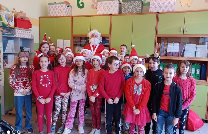 6 grudnia to szczególny dzień, na który niecierpliwie czekali uczniowie klas I-III. To właśnie wtedy najmłodszych odwiedził święty Mikołaj. Na powitanie szczególnego gościa dzieci zaśpiewały specjalnie przygotowane piosenki. Po krótkiej rozmowie, Mikołaj odwiedził uczniów w klasach, gdzie rozdał tak długo wyczekiwane prezenty. Chętne dzieci zrobiły sobie z Mikołajem zdjęcie. Była również okazja do upamiętnienia tego dnia w specjalnie przygotowanych fotobudkach.
Mikołajki to jedno z najwspanialszych świąt nie tylko dla dzieci. 