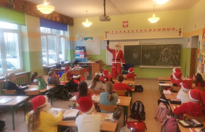 6 grudnia to szczególny dzień, na który niecierpliwie czekali uczniowie klas I-III. To właśnie wtedy najmłodszych odwiedził święty Mikołaj. Na powitanie szczególnego gościa dzieci zaśpiewały specjalnie przygotowane piosenki. Po krótkiej rozmowie, Mikołaj odwiedził uczniów w klasach, gdzie rozdał tak długo wyczekiwane prezenty. Chętne dzieci zrobiły sobie z Mikołajem zdjęcie. Była również okazja do upamiętnienia tego dnia w specjalnie przygotowanych fotobudkach.
Mikołajki to jedno z najwspanialszych świąt nie tylko dla dzieci. 