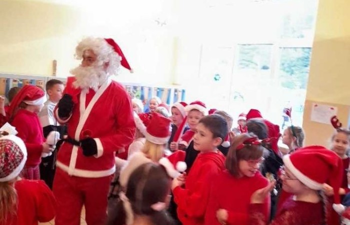 6 grudnia to szczególny dzień, na który niecierpliwie czekali uczniowie klas I-III. To właśnie wtedy najmłodszych odwiedził święty Mikołaj. Na powitanie szczególnego gościa dzieci zaśpiewały specjalnie przygotowane piosenki. Po krótkiej rozmowie, Mikołaj odwiedził uczniów w klasach, gdzie rozdał tak długo wyczekiwane prezenty. Chętne dzieci zrobiły sobie z Mikołajem zdjęcie. Była również okazja do upamiętnienia tego dnia w specjalnie przygotowanych fotobudkach.
Mikołajki to jedno z najwspanialszych świąt nie tylko dla dzieci. 