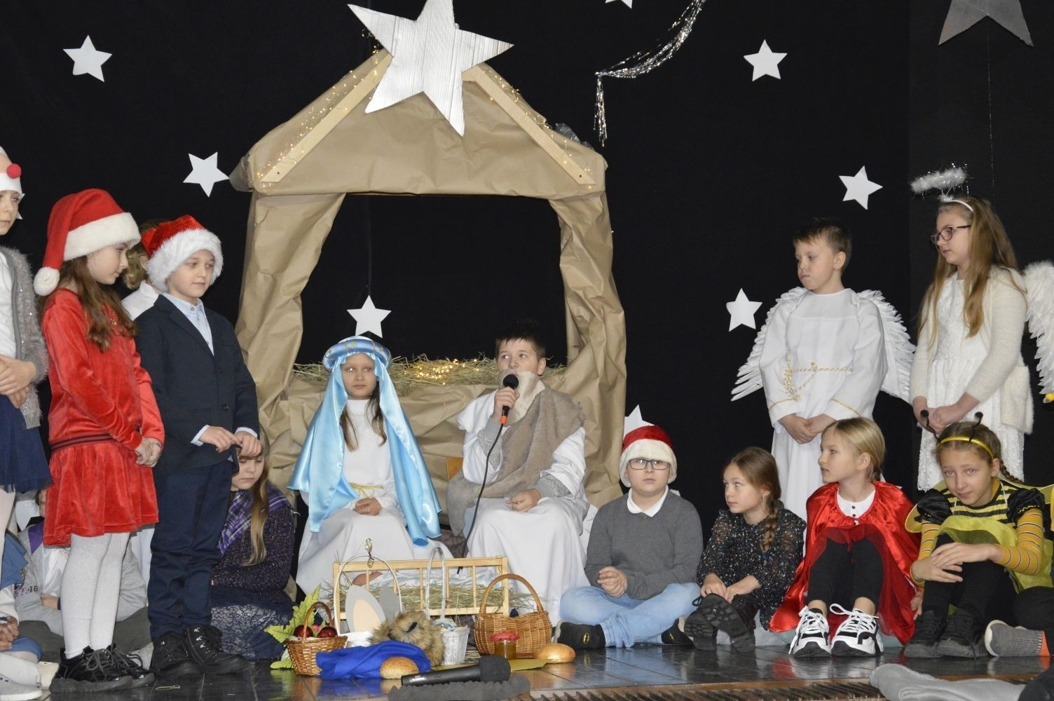 22 grudnia tradycyjnie w naszej szkole odbyły się jasełka w wykonaniu uczniów klas IIIa i IIIb.  W tym roku oprócz pasterzy i aniołów stajenkę betlejemską odwiedziły postaci znanych bajek, takie jak: Kopciuszek, Smerfy, Calineczka, Dziewczynka z zapałkami, Czerwony Kapturek,  Maja i Gucio, Pinokio oraz Jaś i Małgosia.  Powitały one  małego Jezusa i złożyły mu swoje dary.  Świetności inscenizacji dodały  radosne kolędy i pastorałki. Scenografia oraz piękne stroje małych artystów były świetnym dopełnieniem całego przedstawienia.                 	Jasełka w wykonaniu dzieci wprowadziły wszystkich w świąteczny nastrój, a uczniowie swym pięknym występem podbili serca publiczności.                               	Po zakończonym spektaklu głos zabrała  dyrektor szkoły pani Agnieszka Cieklińska, która podziękowała uczniom za występ oraz złożyła wszystkim życzenia świąteczne.