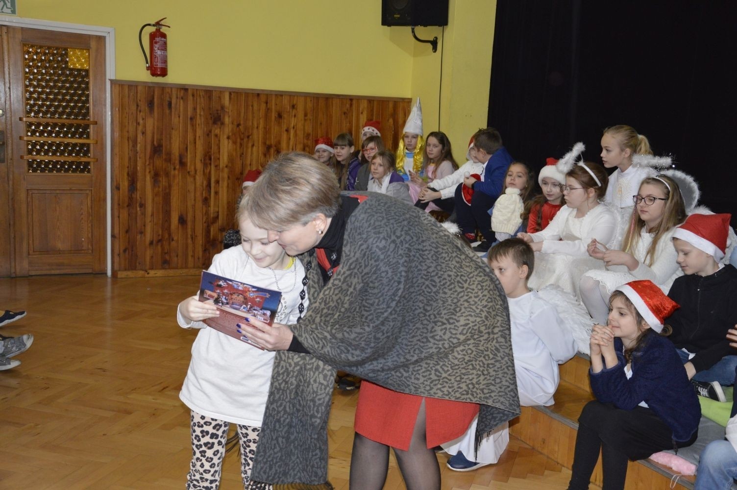 22 grudnia tradycyjnie w naszej szkole odbyły się jasełka w wykonaniu uczniów klas IIIa i IIIb.  W tym roku oprócz pasterzy i aniołów stajenkę betlejemską odwiedziły postaci znanych bajek, takie jak: Kopciuszek, Smerfy, Calineczka, Dziewczynka z zapałkami, Czerwony Kapturek,  Maja i Gucio, Pinokio oraz Jaś i Małgosia.  Powitały one  małego Jezusa i złożyły mu swoje dary.  Świetności inscenizacji dodały  radosne kolędy i pastorałki. Scenografia oraz piękne stroje małych artystów były świetnym dopełnieniem całego przedstawienia.                 	Jasełka w wykonaniu dzieci wprowadziły wszystkich w świąteczny nastrój, a uczniowie swym pięknym występem podbili serca publiczności.                               	Po zakończonym spektaklu głos zabrała  dyrektor szkoły pani Agnieszka Cieklińska, która podziękowała uczniom za występ oraz złożyła wszystkim życzenia świąteczne.