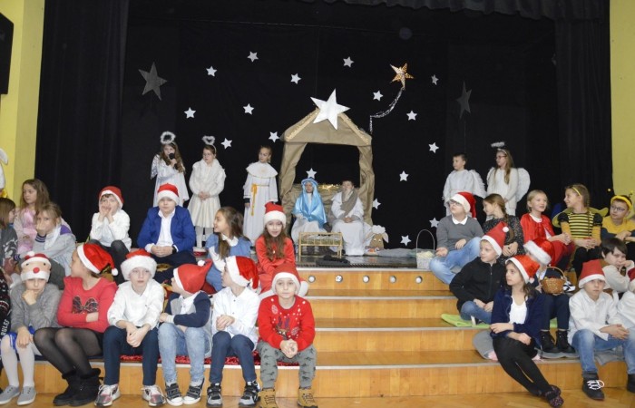 22 grudnia tradycyjnie w naszej szkole odbyły się jasełka w wykonaniu uczniów klas IIIa i IIIb.  W tym roku oprócz pasterzy i aniołów stajenkę betlejemską odwiedziły postaci znanych bajek, takie jak: Kopciuszek, Smerfy, Calineczka, Dziewczynka z zapałkami, Czerwony Kapturek,  Maja i Gucio, Pinokio oraz Jaś i Małgosia.  Powitały one  małego Jezusa i złożyły mu swoje dary.  Świetności inscenizacji dodały  radosne kolędy i pastorałki. Scenografia oraz piękne stroje małych artystów były świetnym dopełnieniem całego przedstawienia.                 	Jasełka w wykonaniu dzieci wprowadziły wszystkich w świąteczny nastrój, a uczniowie swym pięknym występem podbili serca publiczności.                               	Po zakończonym spektaklu głos zabrała  dyrektor szkoły pani Agnieszka Cieklińska, która podziękowała uczniom za występ oraz złożyła wszystkim życzenia świąteczne.                                                              
