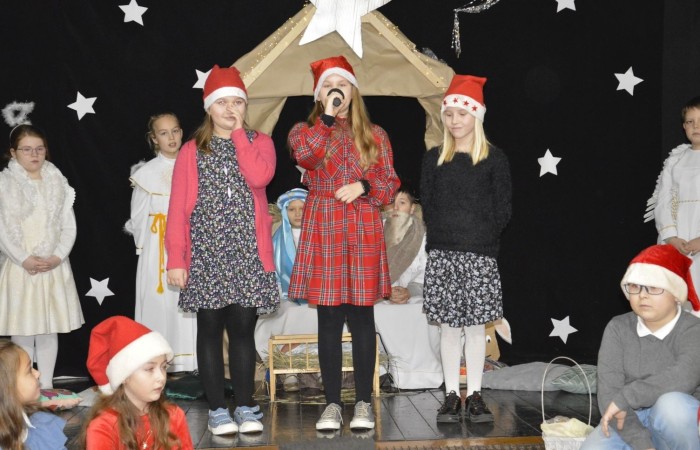 22 grudnia tradycyjnie w naszej szkole odbyły się jasełka w wykonaniu uczniów klas IIIa i IIIb.  W tym roku oprócz pasterzy i aniołów stajenkę betlejemską odwiedziły postaci znanych bajek, takie jak: Kopciuszek, Smerfy, Calineczka, Dziewczynka z zapałkami, Czerwony Kapturek,  Maja i Gucio, Pinokio oraz Jaś i Małgosia.  Powitały one  małego Jezusa i złożyły mu swoje dary.  Świetności inscenizacji dodały  radosne kolędy i pastorałki. Scenografia oraz piękne stroje małych artystów były świetnym dopełnieniem całego przedstawienia.                 	Jasełka w wykonaniu dzieci wprowadziły wszystkich w świąteczny nastrój, a uczniowie swym pięknym występem podbili serca publiczności.                               	Po zakończonym spektaklu głos zabrała  dyrektor szkoły pani Agnieszka Cieklińska, która podziękowała uczniom za występ oraz złożyła wszystkim życzenia świąteczne.