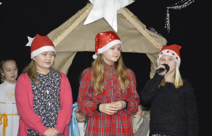 22 grudnia tradycyjnie w naszej szkole odbyły się jasełka w wykonaniu uczniów klas IIIa i IIIb.  W tym roku oprócz pasterzy i aniołów stajenkę betlejemską odwiedziły postaci znanych bajek, takie jak: Kopciuszek, Smerfy, Calineczka, Dziewczynka z zapałkami, Czerwony Kapturek,  Maja i Gucio, Pinokio oraz Jaś i Małgosia.  Powitały one  małego Jezusa i złożyły mu swoje dary.  Świetności inscenizacji dodały  radosne kolędy i pastorałki. Scenografia oraz piękne stroje małych artystów były świetnym dopełnieniem całego przedstawienia.                 	Jasełka w wykonaniu dzieci wprowadziły wszystkich w świąteczny nastrój, a uczniowie swym pięknym występem podbili serca publiczności.                               	Po zakończonym spektaklu głos zabrała  dyrektor szkoły pani Agnieszka Cieklińska, która podziękowała uczniom za występ oraz złożyła wszystkim życzenia świąteczne.