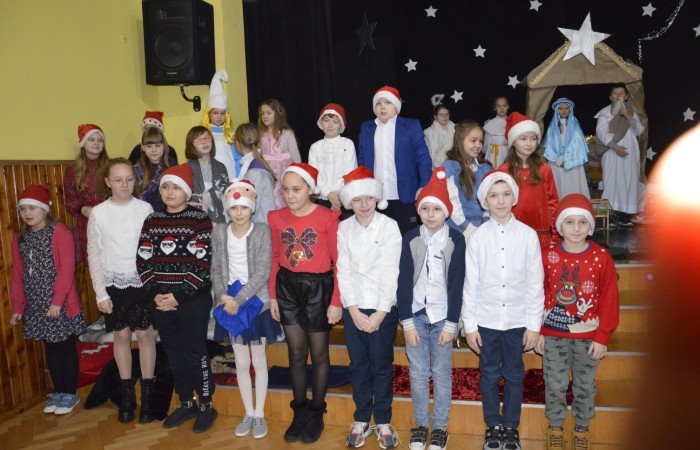 22 grudnia tradycyjnie w naszej szkole odbyły się jasełka w wykonaniu uczniów klas IIIa i IIIb.  W tym roku oprócz pasterzy i aniołów stajenkę betlejemską odwiedziły postaci znanych bajek, takie jak: Kopciuszek, Smerfy, Calineczka, Dziewczynka z zapałkami, Czerwony Kapturek,  Maja i Gucio, Pinokio oraz Jaś i Małgosia.  Powitały one  małego Jezusa i złożyły mu swoje dary.  Świetności inscenizacji dodały  radosne kolędy i pastorałki. Scenografia oraz piękne stroje małych artystów były świetnym dopełnieniem całego przedstawienia.                 	Jasełka w wykonaniu dzieci wprowadziły wszystkich w świąteczny nastrój, a uczniowie swym pięknym występem podbili serca publiczności.                               	Po zakończonym spektaklu głos zabrała  dyrektor szkoły pani Agnieszka Cieklińska, która podziękowała uczniom za występ oraz złożyła wszystkim życzenia świąteczne.