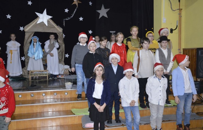 22 grudnia tradycyjnie w naszej szkole odbyły się jasełka w wykonaniu uczniów klas IIIa i IIIb.  W tym roku oprócz pasterzy i aniołów stajenkę betlejemską odwiedziły postaci znanych bajek, takie jak: Kopciuszek, Smerfy, Calineczka, Dziewczynka z zapałkami, Czerwony Kapturek,  Maja i Gucio, Pinokio oraz Jaś i Małgosia.  Powitały one  małego Jezusa i złożyły mu swoje dary.  Świetności inscenizacji dodały  radosne kolędy i pastorałki. Scenografia oraz piękne stroje małych artystów były świetnym dopełnieniem całego przedstawienia.                 	Jasełka w wykonaniu dzieci wprowadziły wszystkich w świąteczny nastrój, a uczniowie swym pięknym występem podbili serca publiczności.                               	Po zakończonym spektaklu głos zabrała  dyrektor szkoły pani Agnieszka Cieklińska, która podziękowała uczniom za występ oraz złożyła wszystkim życzenia świąteczne.