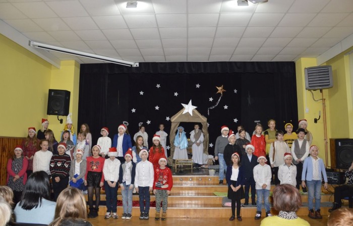 22 grudnia tradycyjnie w naszej szkole odbyły się jasełka w wykonaniu uczniów klas IIIa i IIIb.  W tym roku oprócz pasterzy i aniołów stajenkę betlejemską odwiedziły postaci znanych bajek, takie jak: Kopciuszek, Smerfy, Calineczka, Dziewczynka z zapałkami, Czerwony Kapturek,  Maja i Gucio, Pinokio oraz Jaś i Małgosia.  Powitały one  małego Jezusa i złożyły mu swoje dary.  Świetności inscenizacji dodały  radosne kolędy i pastorałki. Scenografia oraz piękne stroje małych artystów były świetnym dopełnieniem całego przedstawienia.                 	Jasełka w wykonaniu dzieci wprowadziły wszystkich w świąteczny nastrój, a uczniowie swym pięknym występem podbili serca publiczności.                               	Po zakończonym spektaklu głos zabrała  dyrektor szkoły pani Agnieszka Cieklińska, która podziękowała uczniom za występ oraz złożyła wszystkim życzenia świąteczne.