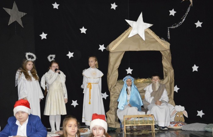 22 grudnia tradycyjnie w naszej szkole odbyły się jasełka w wykonaniu uczniów klas IIIa i IIIb.  W tym roku oprócz pasterzy i aniołów stajenkę betlejemską odwiedziły postaci znanych bajek, takie jak: Kopciuszek, Smerfy, Calineczka, Dziewczynka z zapałkami, Czerwony Kapturek,  Maja i Gucio, Pinokio oraz Jaś i Małgosia.  Powitały one  małego Jezusa i złożyły mu swoje dary.  Świetności inscenizacji dodały  radosne kolędy i pastorałki. Scenografia oraz piękne stroje małych artystów były świetnym dopełnieniem całego przedstawienia.                 	Jasełka w wykonaniu dzieci wprowadziły wszystkich w świąteczny nastrój, a uczniowie swym pięknym występem podbili serca publiczności.                               	Po zakończonym spektaklu głos zabrała  dyrektor szkoły pani Agnieszka Cieklińska, która podziękowała uczniom za występ oraz złożyła wszystkim życzenia świąteczne.