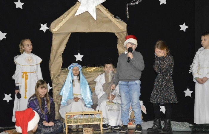 22 grudnia tradycyjnie w naszej szkole odbyły się jasełka w wykonaniu uczniów klas IIIa i IIIb.  W tym roku oprócz pasterzy i aniołów stajenkę betlejemską odwiedziły postaci znanych bajek, takie jak: Kopciuszek, Smerfy, Calineczka, Dziewczynka z zapałkami, Czerwony Kapturek,  Maja i Gucio, Pinokio oraz Jaś i Małgosia.  Powitały one  małego Jezusa i złożyły mu swoje dary.  Świetności inscenizacji dodały  radosne kolędy i pastorałki. Scenografia oraz piękne stroje małych artystów były świetnym dopełnieniem całego przedstawienia.                 	Jasełka w wykonaniu dzieci wprowadziły wszystkich w świąteczny nastrój, a uczniowie swym pięknym występem podbili serca publiczności.                               	Po zakończonym spektaklu głos zabrała  dyrektor szkoły pani Agnieszka Cieklińska, która podziękowała uczniom za występ oraz złożyła wszystkim życzenia świąteczne.