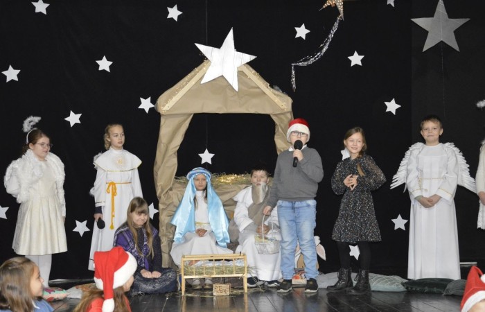 22 grudnia tradycyjnie w naszej szkole odbyły się jasełka w wykonaniu uczniów klas IIIa i IIIb.  W tym roku oprócz pasterzy i aniołów stajenkę betlejemską odwiedziły postaci znanych bajek, takie jak: Kopciuszek, Smerfy, Calineczka, Dziewczynka z zapałkami, Czerwony Kapturek,  Maja i Gucio, Pinokio oraz Jaś i Małgosia.  Powitały one  małego Jezusa i złożyły mu swoje dary.  Świetności inscenizacji dodały  radosne kolędy i pastorałki. Scenografia oraz piękne stroje małych artystów były świetnym dopełnieniem całego przedstawienia.                 	Jasełka w wykonaniu dzieci wprowadziły wszystkich w świąteczny nastrój, a uczniowie swym pięknym występem podbili serca publiczności.                               	Po zakończonym spektaklu głos zabrała  dyrektor szkoły pani Agnieszka Cieklińska, która podziękowała uczniom za występ oraz złożyła wszystkim życzenia świąteczne.
