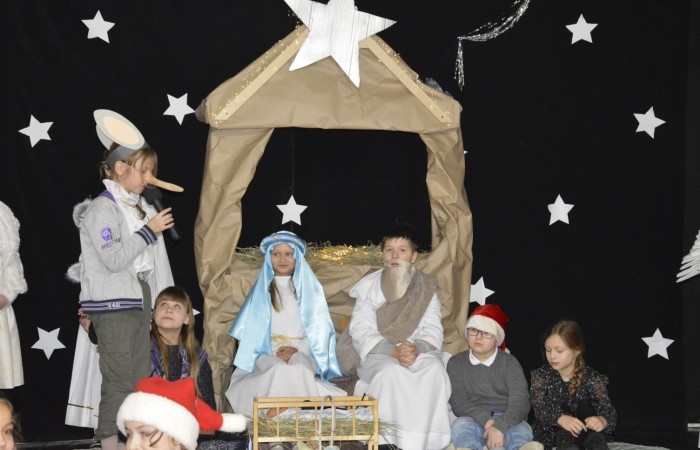 22 grudnia tradycyjnie w naszej szkole odbyły się jasełka w wykonaniu uczniów klas IIIa i IIIb.  W tym roku oprócz pasterzy i aniołów stajenkę betlejemską odwiedziły postaci znanych bajek, takie jak: Kopciuszek, Smerfy, Calineczka, Dziewczynka z zapałkami, Czerwony Kapturek,  Maja i Gucio, Pinokio oraz Jaś i Małgosia.  Powitały one  małego Jezusa i złożyły mu swoje dary.  Świetności inscenizacji dodały  radosne kolędy i pastorałki. Scenografia oraz piękne stroje małych artystów były świetnym dopełnieniem całego przedstawienia.                 	Jasełka w wykonaniu dzieci wprowadziły wszystkich w świąteczny nastrój, a uczniowie swym pięknym występem podbili serca publiczności.                               	Po zakończonym spektaklu głos zabrała  dyrektor szkoły pani Agnieszka Cieklińska, która podziękowała uczniom za występ oraz złożyła wszystkim życzenia świąteczne.