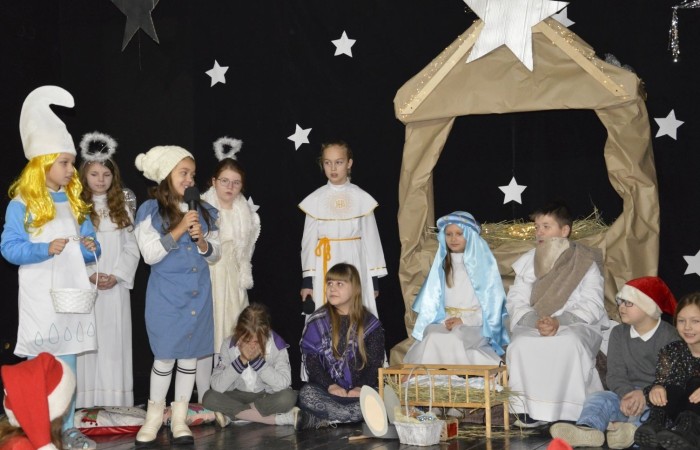 22 grudnia tradycyjnie w naszej szkole odbyły się jasełka w wykonaniu uczniów klas IIIa i IIIb.  W tym roku oprócz pasterzy i aniołów stajenkę betlejemską odwiedziły postaci znanych bajek, takie jak: Kopciuszek, Smerfy, Calineczka, Dziewczynka z zapałkami, Czerwony Kapturek,  Maja i Gucio, Pinokio oraz Jaś i Małgosia.  Powitały one  małego Jezusa i złożyły mu swoje dary.  Świetności inscenizacji dodały  radosne kolędy i pastorałki. Scenografia oraz piękne stroje małych artystów były świetnym dopełnieniem całego przedstawienia.                 	Jasełka w wykonaniu dzieci wprowadziły wszystkich w świąteczny nastrój, a uczniowie swym pięknym występem podbili serca publiczności.                               	Po zakończonym spektaklu głos zabrała  dyrektor szkoły pani Agnieszka Cieklińska, która podziękowała uczniom za występ oraz złożyła wszystkim życzenia świąteczne.