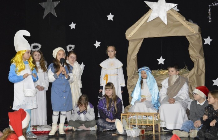 22 grudnia tradycyjnie w naszej szkole odbyły się jasełka w wykonaniu uczniów klas IIIa i IIIb.  W tym roku oprócz pasterzy i aniołów stajenkę betlejemską odwiedziły postaci znanych bajek, takie jak: Kopciuszek, Smerfy, Calineczka, Dziewczynka z zapałkami, Czerwony Kapturek,  Maja i Gucio, Pinokio oraz Jaś i Małgosia.  Powitały one  małego Jezusa i złożyły mu swoje dary.  Świetności inscenizacji dodały  radosne kolędy i pastorałki. Scenografia oraz piękne stroje małych artystów były świetnym dopełnieniem całego przedstawienia.                 	Jasełka w wykonaniu dzieci wprowadziły wszystkich w świąteczny nastrój, a uczniowie swym pięknym występem podbili serca publiczności.                               	Po zakończonym spektaklu głos zabrała  dyrektor szkoły pani Agnieszka Cieklińska, która podziękowała uczniom za występ oraz złożyła wszystkim życzenia świąteczne.