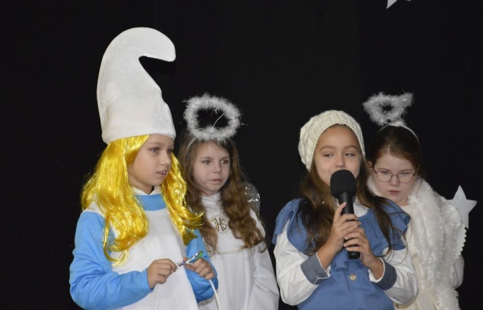 22 grudnia tradycyjnie w naszej szkole odbyły się jasełka w wykonaniu uczniów klas IIIa i IIIb.  W tym roku oprócz pasterzy i aniołów stajenkę betlejemską odwiedziły postaci znanych bajek, takie jak: Kopciuszek, Smerfy, Calineczka, Dziewczynka z zapałkami, Czerwony Kapturek,  Maja i Gucio, Pinokio oraz Jaś i Małgosia.  Powitały one  małego Jezusa i złożyły mu swoje dary.  Świetności inscenizacji dodały  radosne kolędy i pastorałki. Scenografia oraz piękne stroje małych artystów były świetnym dopełnieniem całego przedstawienia.                 	Jasełka w wykonaniu dzieci wprowadziły wszystkich w świąteczny nastrój, a uczniowie swym pięknym występem podbili serca publiczności.                               	Po zakończonym spektaklu głos zabrała  dyrektor szkoły pani Agnieszka Cieklińska, która podziękowała uczniom za występ oraz złożyła wszystkim życzenia świąteczne.