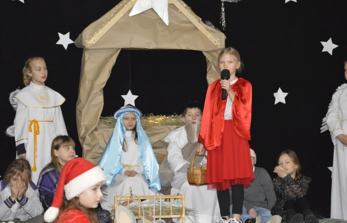 22 grudnia tradycyjnie w naszej szkole odbyły się jasełka w wykonaniu uczniów klas IIIa i IIIb.  W tym roku oprócz pasterzy i aniołów stajenkę betlejemską odwiedziły postaci znanych bajek, takie jak: Kopciuszek, Smerfy, Calineczka, Dziewczynka z zapałkami, Czerwony Kapturek,  Maja i Gucio, Pinokio oraz Jaś i Małgosia.  Powitały one  małego Jezusa i złożyły mu swoje dary.  Świetności inscenizacji dodały  radosne kolędy i pastorałki. Scenografia oraz piękne stroje małych artystów były świetnym dopełnieniem całego przedstawienia.                 	Jasełka w wykonaniu dzieci wprowadziły wszystkich w świąteczny nastrój, a uczniowie swym pięknym występem podbili serca publiczności.                               	Po zakończonym spektaklu głos zabrała  dyrektor szkoły pani Agnieszka Cieklińska, która podziękowała uczniom za występ oraz złożyła wszystkim życzenia świąteczne.