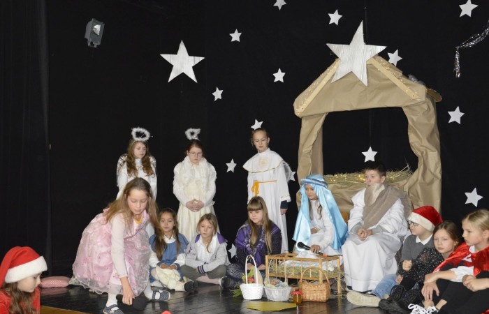 22 grudnia tradycyjnie w naszej szkole odbyły się jasełka w wykonaniu uczniów klas IIIa i IIIb.  W tym roku oprócz pasterzy i aniołów stajenkę betlejemską odwiedziły postaci znanych bajek, takie jak: Kopciuszek, Smerfy, Calineczka, Dziewczynka z zapałkami, Czerwony Kapturek,  Maja i Gucio, Pinokio oraz Jaś i Małgosia.  Powitały one  małego Jezusa i złożyły mu swoje dary.  Świetności inscenizacji dodały  radosne kolędy i pastorałki. Scenografia oraz piękne stroje małych artystów były świetnym dopełnieniem całego przedstawienia.                 	Jasełka w wykonaniu dzieci wprowadziły wszystkich w świąteczny nastrój, a uczniowie swym pięknym występem podbili serca publiczności.                               	Po zakończonym spektaklu głos zabrała  dyrektor szkoły pani Agnieszka Cieklińska, która podziękowała uczniom za występ oraz złożyła wszystkim życzenia świąteczne.