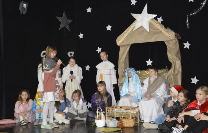 22 grudnia tradycyjnie w naszej szkole odbyły się jasełka w wykonaniu uczniów klas IIIa i IIIb.  W tym roku oprócz pasterzy i aniołów stajenkę betlejemską odwiedziły postaci znanych bajek, takie jak: Kopciuszek, Smerfy, Calineczka, Dziewczynka z zapałkami, Czerwony Kapturek,  Maja i Gucio, Pinokio oraz Jaś i Małgosia.  Powitały one  małego Jezusa i złożyły mu swoje dary.  Świetności inscenizacji dodały  radosne kolędy i pastorałki. Scenografia oraz piękne stroje małych artystów były świetnym dopełnieniem całego przedstawienia.                 	Jasełka w wykonaniu dzieci wprowadziły wszystkich w świąteczny nastrój, a uczniowie swym pięknym występem podbili serca publiczności.                               	Po zakończonym spektaklu głos zabrała  dyrektor szkoły pani Agnieszka Cieklińska, która podziękowała uczniom za występ oraz złożyła wszystkim życzenia świąteczne.