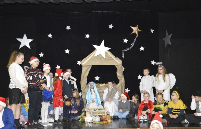 22 grudnia tradycyjnie w naszej szkole odbyły się jasełka w wykonaniu uczniów klas IIIa i IIIb.  W tym roku oprócz pasterzy i aniołów stajenkę betlejemską odwiedziły postaci znanych bajek, takie jak: Kopciuszek, Smerfy, Calineczka, Dziewczynka z zapałkami, Czerwony Kapturek,  Maja i Gucio, Pinokio oraz Jaś i Małgosia.  Powitały one  małego Jezusa i złożyły mu swoje dary.  Świetności inscenizacji dodały  radosne kolędy i pastorałki. Scenografia oraz piękne stroje małych artystów były świetnym dopełnieniem całego przedstawienia.                 	Jasełka w wykonaniu dzieci wprowadziły wszystkich w świąteczny nastrój, a uczniowie swym pięknym występem podbili serca publiczności.                               	Po zakończonym spektaklu głos zabrała  dyrektor szkoły pani Agnieszka Cieklińska, która podziękowała uczniom za występ oraz złożyła wszystkim życzenia świąteczne.