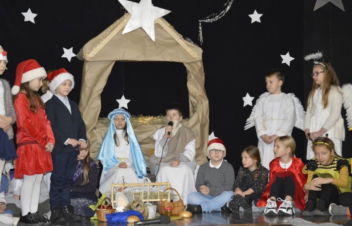 22 grudnia tradycyjnie w naszej szkole odbyły się jasełka w wykonaniu uczniów klas IIIa i IIIb.  W tym roku oprócz pasterzy i aniołów stajenkę betlejemską odwiedziły postaci znanych bajek, takie jak: Kopciuszek, Smerfy, Calineczka, Dziewczynka z zapałkami, Czerwony Kapturek,  Maja i Gucio, Pinokio oraz Jaś i Małgosia.  Powitały one  małego Jezusa i złożyły mu swoje dary.  Świetności inscenizacji dodały  radosne kolędy i pastorałki. Scenografia oraz piękne stroje małych artystów były świetnym dopełnieniem całego przedstawienia.                 	Jasełka w wykonaniu dzieci wprowadziły wszystkich w świąteczny nastrój, a uczniowie swym pięknym występem podbili serca publiczności.                               	Po zakończonym spektaklu głos zabrała  dyrektor szkoły pani Agnieszka Cieklińska, która podziękowała uczniom za występ oraz złożyła wszystkim życzenia świąteczne.