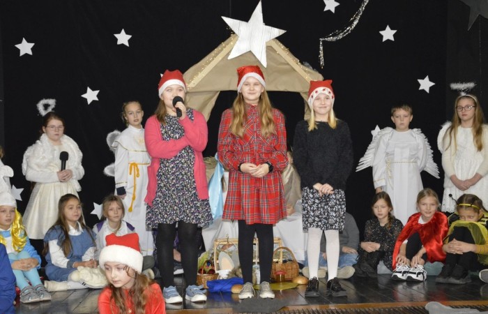 22 grudnia tradycyjnie w naszej szkole odbyły się jasełka w wykonaniu uczniów klas IIIa i IIIb.  W tym roku oprócz pasterzy i aniołów stajenkę betlejemską odwiedziły postaci znanych bajek, takie jak: Kopciuszek, Smerfy, Calineczka, Dziewczynka z zapałkami, Czerwony Kapturek,  Maja i Gucio, Pinokio oraz Jaś i Małgosia.  Powitały one  małego Jezusa i złożyły mu swoje dary.  Świetności inscenizacji dodały  radosne kolędy i pastorałki. Scenografia oraz piękne stroje małych artystów były świetnym dopełnieniem całego przedstawienia.                 	Jasełka w wykonaniu dzieci wprowadziły wszystkich w świąteczny nastrój, a uczniowie swym pięknym występem podbili serca publiczności.                               	Po zakończonym spektaklu głos zabrała  dyrektor szkoły pani Agnieszka Cieklińska, która podziękowała uczniom za występ oraz złożyła wszystkim życzenia świąteczne.