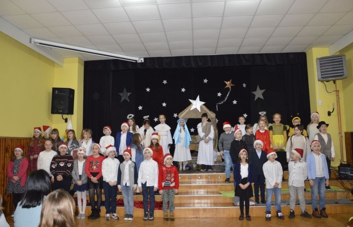 22 grudnia tradycyjnie w naszej szkole odbyły się jasełka w wykonaniu uczniów klas IIIa i IIIb.  W tym roku oprócz pasterzy i aniołów stajenkę betlejemską odwiedziły postaci znanych bajek, takie jak: Kopciuszek, Smerfy, Calineczka, Dziewczynka z zapałkami, Czerwony Kapturek,  Maja i Gucio, Pinokio oraz Jaś i Małgosia.  Powitały one  małego Jezusa i złożyły mu swoje dary.  Świetności inscenizacji dodały  radosne kolędy i pastorałki. Scenografia oraz piękne stroje małych artystów były świetnym dopełnieniem całego przedstawienia.                 	Jasełka w wykonaniu dzieci wprowadziły wszystkich w świąteczny nastrój, a uczniowie swym pięknym występem podbili serca publiczności.                               	Po zakończonym spektaklu głos zabrała  dyrektor szkoły pani Agnieszka Cieklińska, która podziękowała uczniom za występ oraz złożyła wszystkim życzenia świąteczne.
